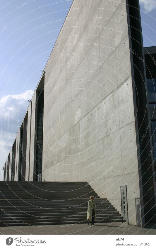 Alte Frau vor Wand Beton grau Einsamkeit Architektur Himmel Treppe Berlin Deutscher Bundestag