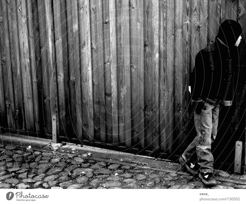Schutz vor dem Feind Wand Holz Kind Winter Handschuhe verstecken Versteck Junge Blick