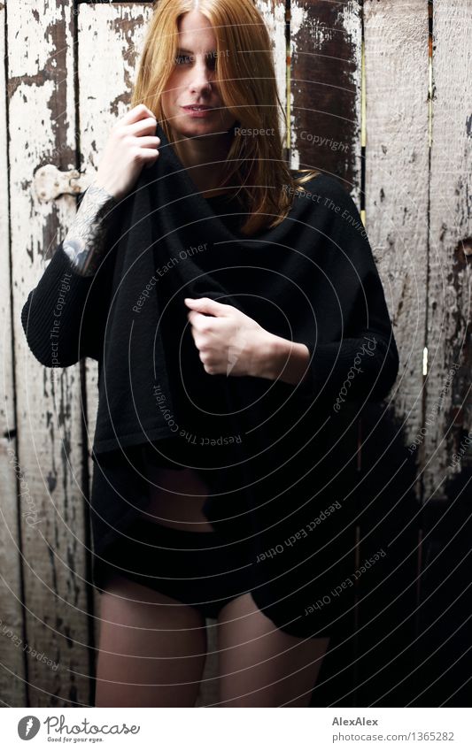 Auweia! Junge Frau Jugendliche Model Pullover Unterwäsche tätowiert rothaarig langhaarig Holztür Holzwand Dachboden beobachten Kommunizieren ästhetisch