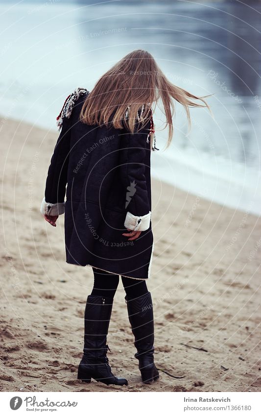 Winter Mädchen am Flussufer Junge Frau Jugendliche Körper Haare & Frisuren 1 Mensch 18-30 Jahre Erwachsene Natur Landschaft schlechtes Wetter Wellen Seeufer