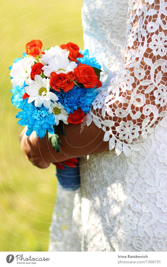 Hochzeitsblumenstrauß in den Händen der Braut Natur Schönes Wetter Blume Kleid schön Brautkleid Blumenstrauß Farbfoto Außenaufnahme Tag