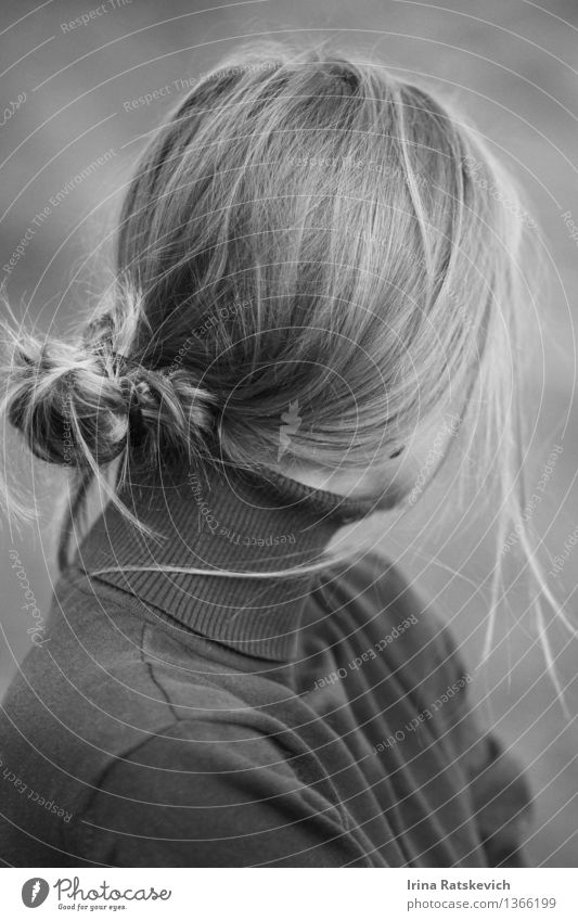Haar der jungen Frau. Schwarz-Weiß-Foto Junge Frau Jugendliche Haare & Frisuren 1 Mensch 18-30 Jahre Erwachsene Pullover brünett schön Mädchenportrait