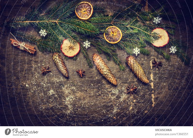 Weihnachtskarte mit Tanne und Zapfen auf rustikalem Holz Stil Design Winter Haus Dekoration & Verzierung Veranstaltung Feste & Feiern Natur Ornament Tradition