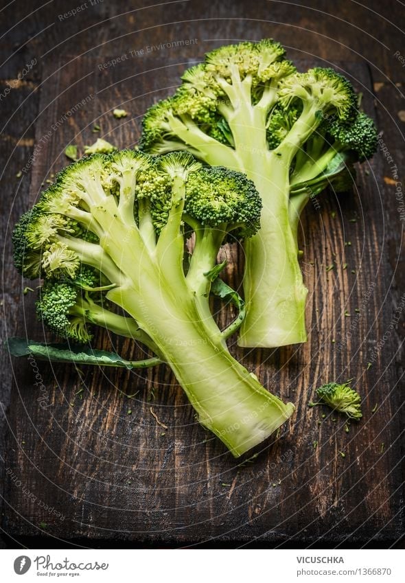 Brokkoli auf dunklem rustikalem Holz Lebensmittel Gemüse Ernährung Bioprodukte Vegetarische Ernährung Diät Gesunde Ernährung Tisch Design Stil Vegane Ernährung