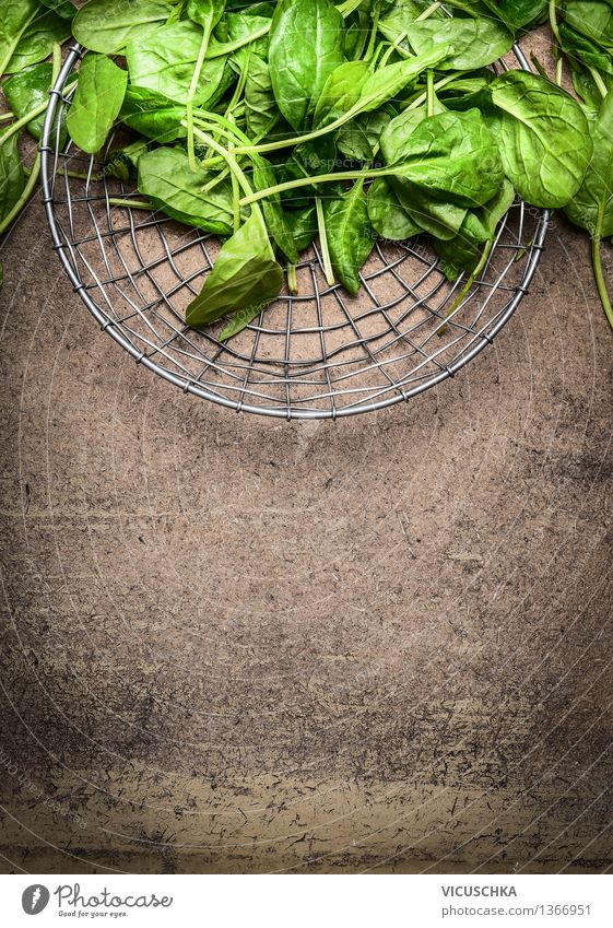 Frische Spinatblätter in einem Metallkorb Lebensmittel Gemüse Salat Salatbeilage Ernährung Mittagessen Festessen Bioprodukte Vegetarische Ernährung Diät