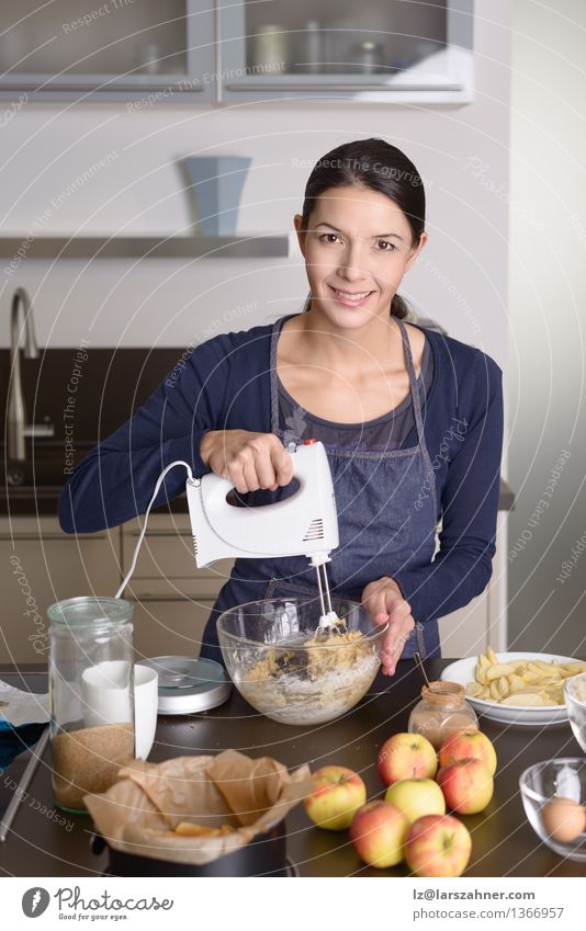 Junge Frau, die einen Apfelkuchen in der Küche backt Frucht Ernährung Diät Schalen & Schüsseln Koch Erwachsene 1 Mensch 30-45 Jahre Herbst stehen frisch modern
