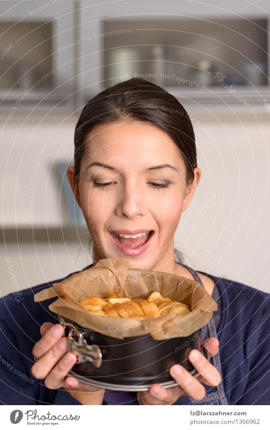 Glücklicher Jungekoch, der einen frischen Kuchen hält Frucht Apfel Dessert Gesicht Küche Koch Frau Erwachsene 1 Mensch 30-45 Jahre Herbst Lächeln stehen