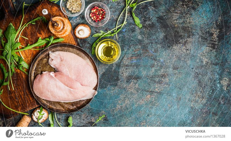 Bio Hähnchenbrust und frische Zutaten fürs Kochen Lebensmittel Fleisch Gemüse Kräuter & Gewürze Öl Ernährung Mittagessen Abendessen Festessen Bioprodukte Diät