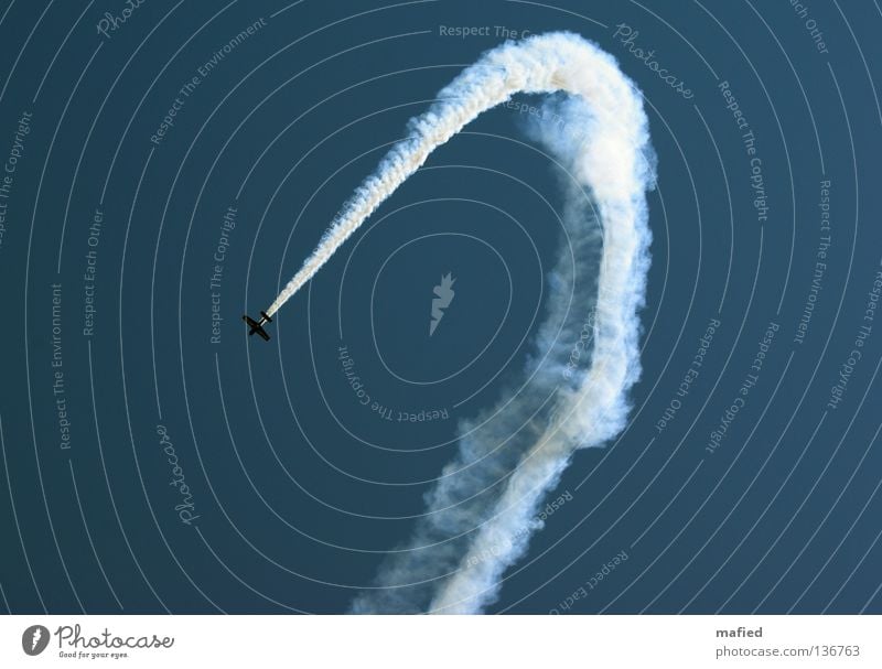 Eingeschränkter Luftraum Flugzeug Kondensstreifen Kunstflug Flugschau Flugmanöver Geschwindigkeit Akrobatik Motor Tragfläche weiß Kick Kitzel Himmel fliegen