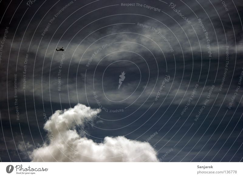 Über den Wolken Hubschrauber Götter Kumulunimbus Kumulus Cirrus Rettung Retter Held Geschwindigkeit über den Wolken drehen Schwindelgefühl gefährlich