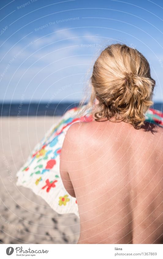 gut beschirmt Ferien & Urlaub & Reisen Tourismus Freiheit Sommer Sommerurlaub Sonnenbad Strand Meer Mensch feminin Frau Erwachsene Leben Körper Kopf Rücken 1