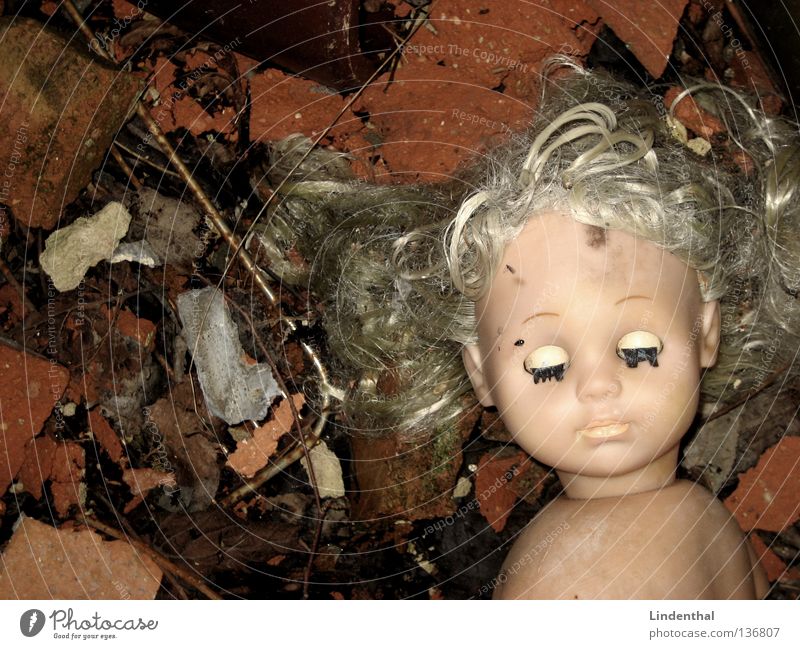 USED gebraucht kaputt dreckig geschlossen blond Einsamkeit Trauer Barbie Mädchen Spielzeug Verzweiflung Puppe bodem Auge used Käfer Mund Nase dachplatten