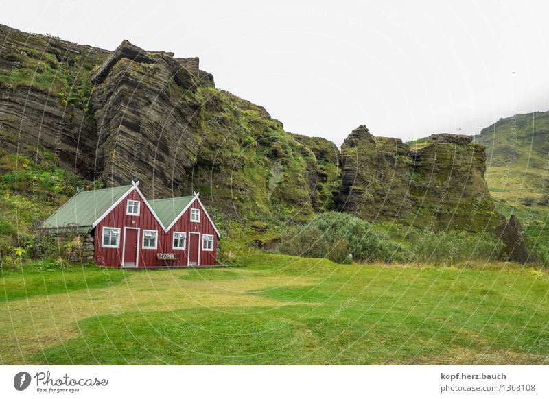 Besuch im Auenland Natur Landschaft Berge u. Gebirge Vik Island Dorf Haus Hütte außergewöhnlich Glück Unendlichkeit einzigartig grün Lebensfreude Schutz