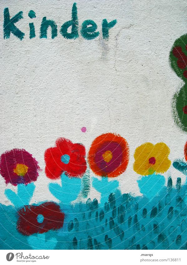 Kindergarten kindisch Kinderwunsch Schulpflicht Blume mehrfarbig rot gelb weiß türkis gemalt angemalt Wand Öffentlicher Dienst Buchstaben Schriftzeichen