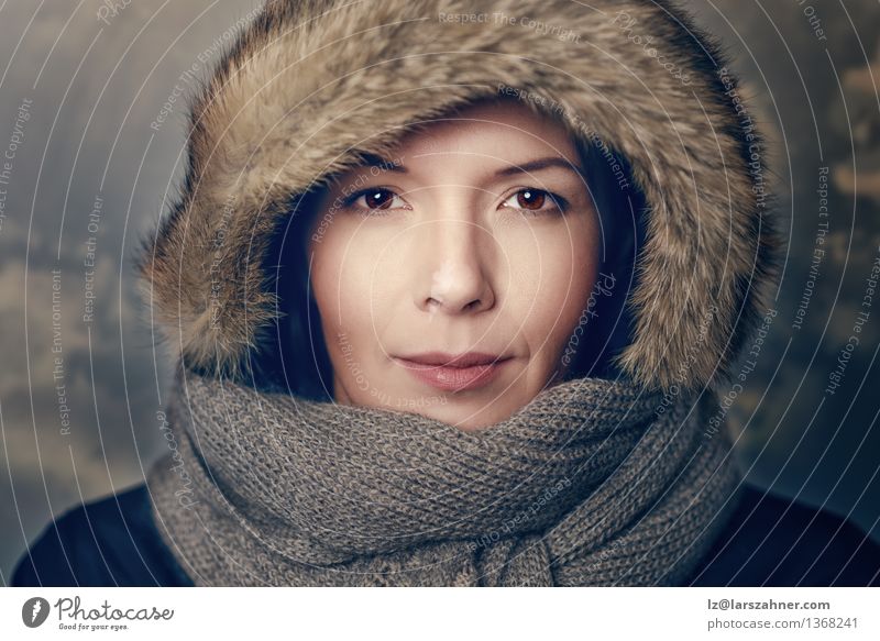 Recht junge Frau in der braunen Pelzhaube Stil schön Gesicht Winter Erwachsene 1 Mensch Wärme Mode Pelzmantel Schal Hut Lächeln Freundlichkeit attraktiv
