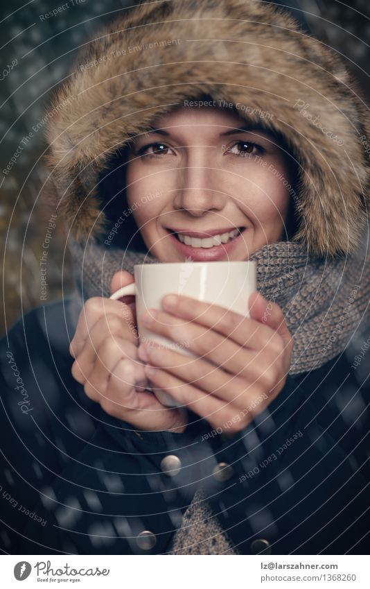 Junge Frau, die warme Tasse Tee hält Suppe Eintopf Getränk trinken Kaffee Lifestyle Glück Gesicht Winter Schnee Erwachsene 1 Mensch 30-45 Jahre Wetter Wärme