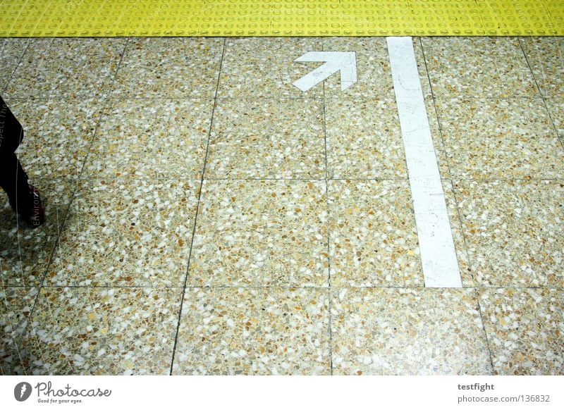 pfeil U-Bahn Stadt Bewegung fließen London Underground Bahnhof stehen warten Bodenbelag Pfeil Schilder & Markierungen Grafik u. Illustration graphic Linie