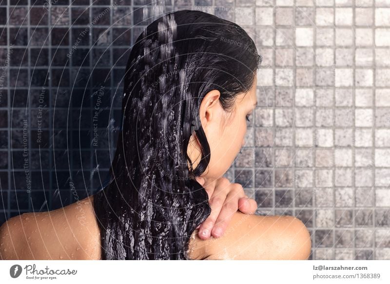 Junge Frau wäscht ihr langes Haar unter der Dusche Lifestyle Design Körper Haut Wellness Erholung Bad Erwachsene 1 Mensch 30-45 Jahre Behaarung nackt nass
