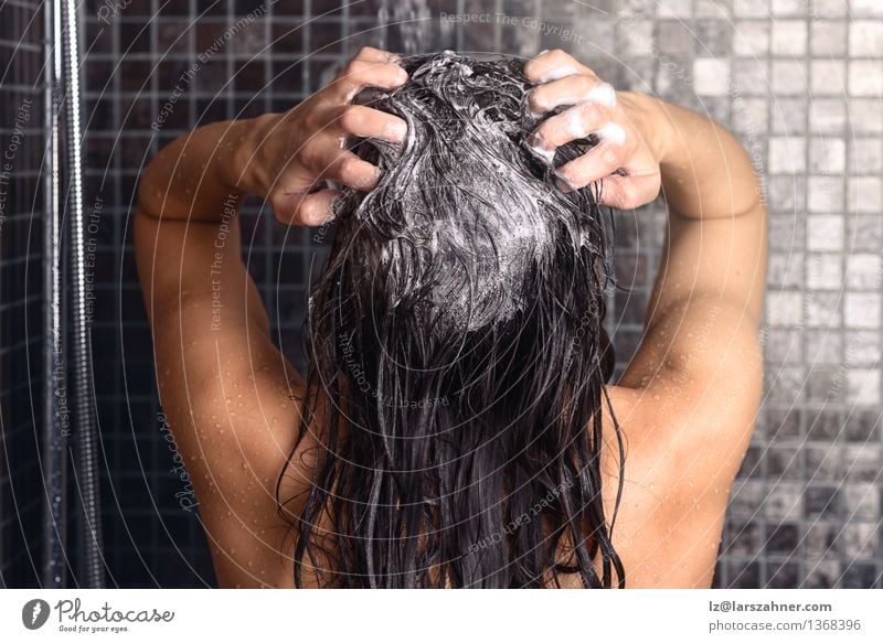 Frau, die ihr langes braunes Haar shampooniert Lifestyle Design Körper Haut Wellness Erholung Bad Erwachsene 1 Mensch 30-45 Jahre Behaarung nackt nass