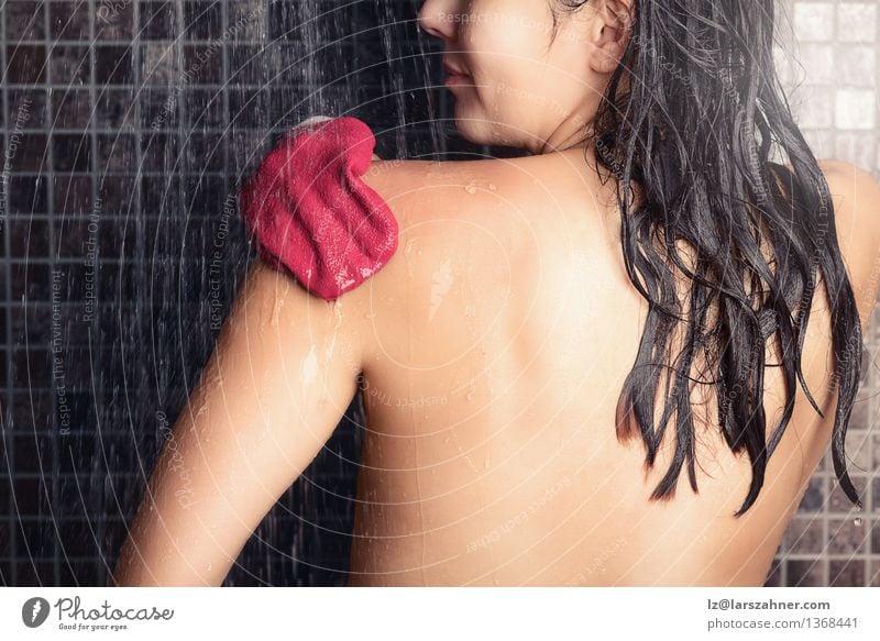 Frau, die einen Schalenhandschuh unter einer Dusche verwendet Lifestyle Körper Haut Wellness Spa Erwachsene Hand Handschuhe Behaarung Lächeln nass Sauberkeit