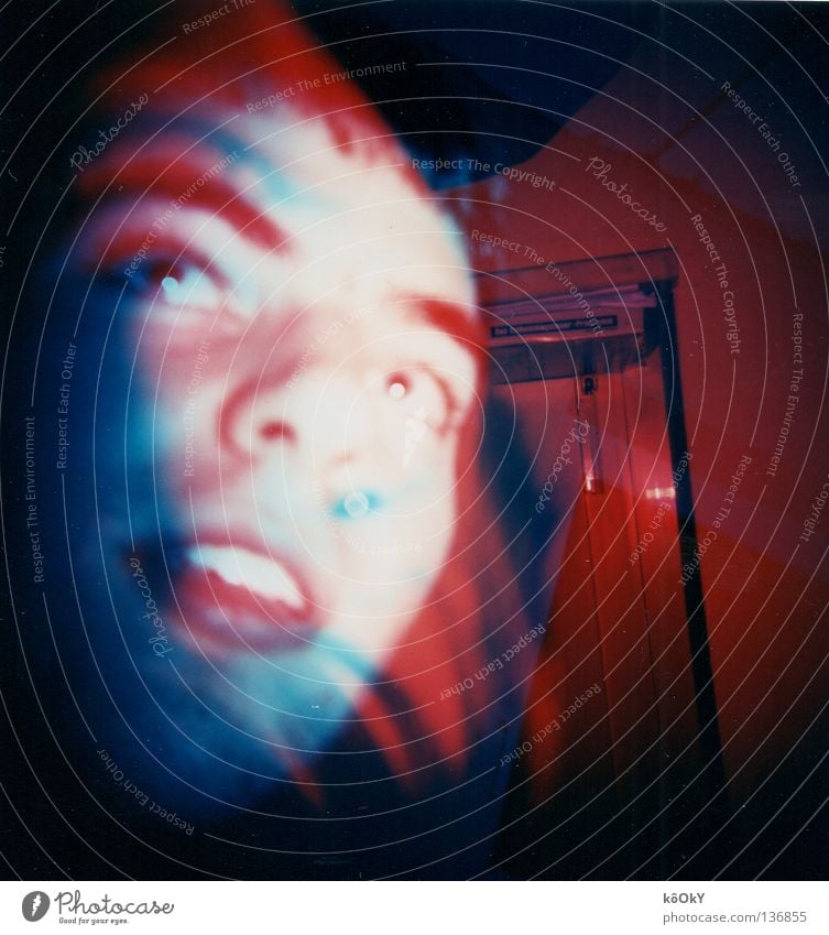 Vorspulen vergessen Farbfoto mehrfarbig Experiment Lomografie Holga Porträt Profil Mensch Jugendliche 1 18-30 Jahre Erwachsene blau rot weiß Angst besessen