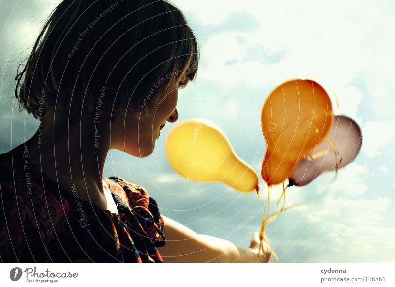 Fliegen lassen Luftballon mehrfarbig 3 Kleid Stoff Muster retro Nostalgie Blume Märchen mystisch Stil Frau hängen Hintergrundbild entdecken kindlich Spielen