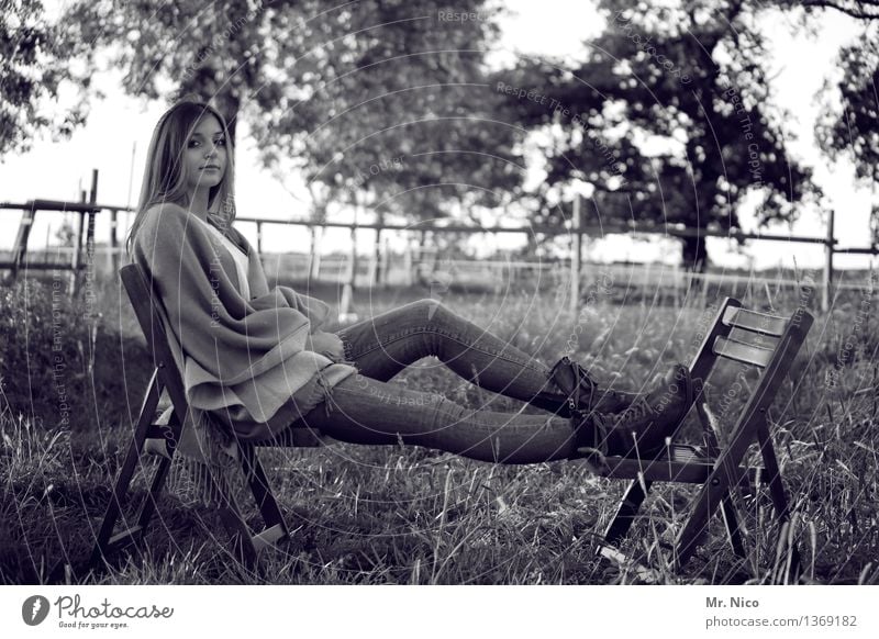mädschen vom lande Lifestyle Erholung ruhig Stuhl feminin Frau Erwachsene 1 Mensch 18-30 Jahre Jugendliche Natur Landschaft Baum Gras Wiese langhaarig sitzen