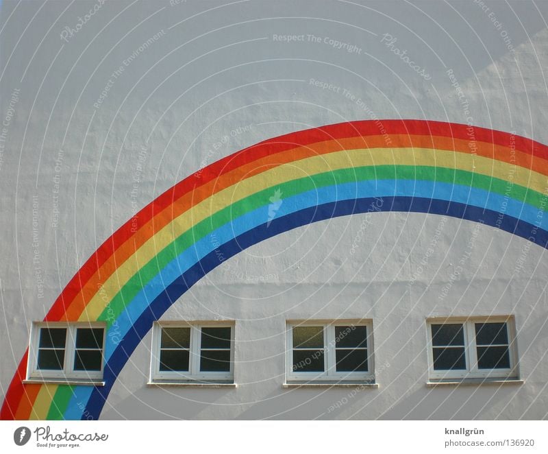 Wohnen unterm Regenbogen Spektralfarbe mehrfarbig Fenster nebeneinander Fassade Haus Dachgiebel beige Fensterkreuz unbeständig Graffiti Wandmalereien Freude