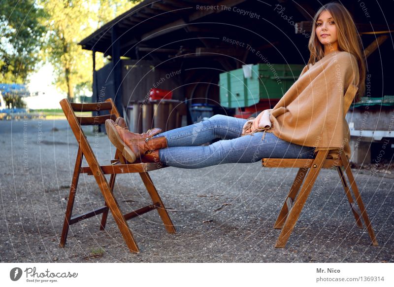 mädschen vom lande feminin 1 Mensch 18-30 Jahre Jugendliche Erwachsene Jeanshose Stiefel langhaarig sitzen warten schön Zufriedenheit Stuhl Bauernhof ländlich