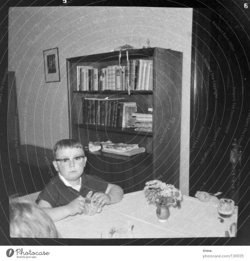 Wirtschaftswunderkind Tisch Wohnzimmer Kind Junge Brille historisch klein Unglaube Kommunizieren Langeweile Moral Stimmung Vergangenheit früher Nachkriegszeit