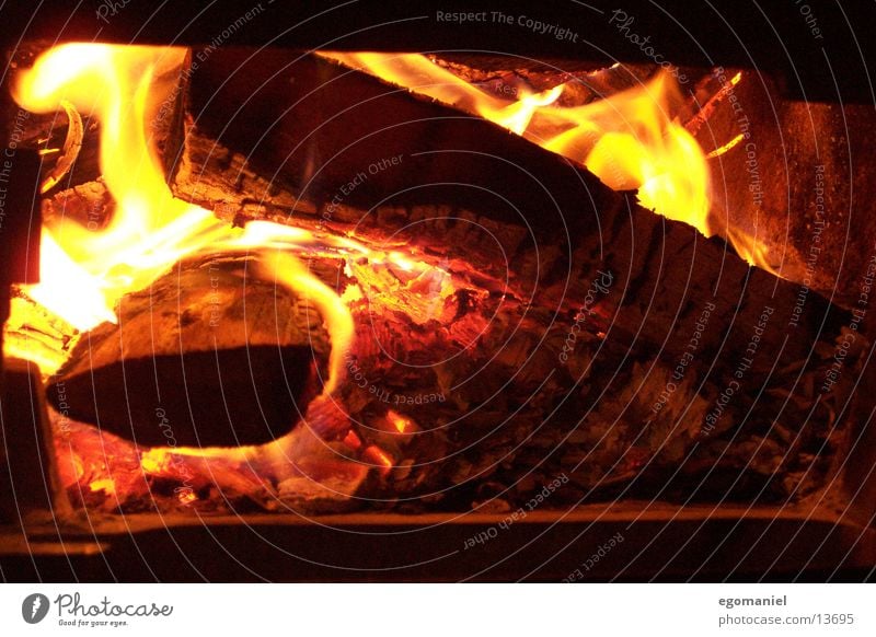 Feuer im Ofen heiß Licht Physik Holz brennen Winter Glut heizen obskur Brand Flamme Wärme Brandasche Heizkörper