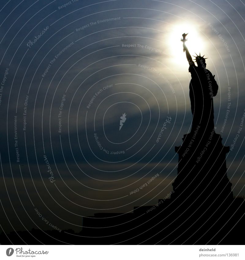 Statue of Liberty im Gegenlicht New York City Manhattan möglich Chance träumen Migration Wahrzeichen Denkmal Zufriedenheit Freiheit Einwanderung