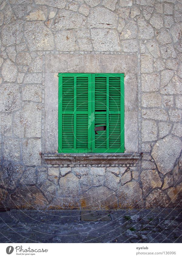 Siesta Mauer Muster Fensterbrett grün grau geschlossen dunkel Blende Mittag Sicherheit Haus Gebäude Spanien Mallorca Ferienhaus Öffnung Ferien & Urlaub & Reisen