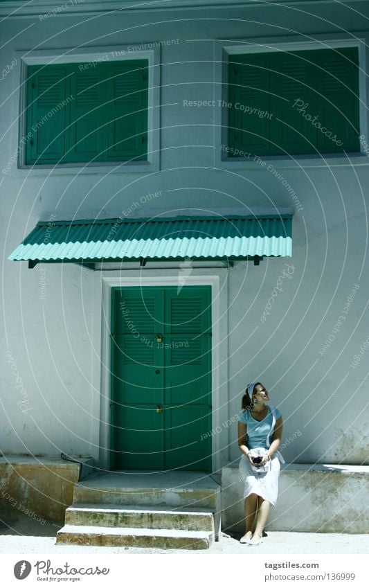 CHILLIN' GREEN ON MALE grün türkis mint Haus Hauseingang Fenster Frau Tourist Tourismus Malediven Indien weiß Ferien & Urlaub & Reisen Sommer Erholung