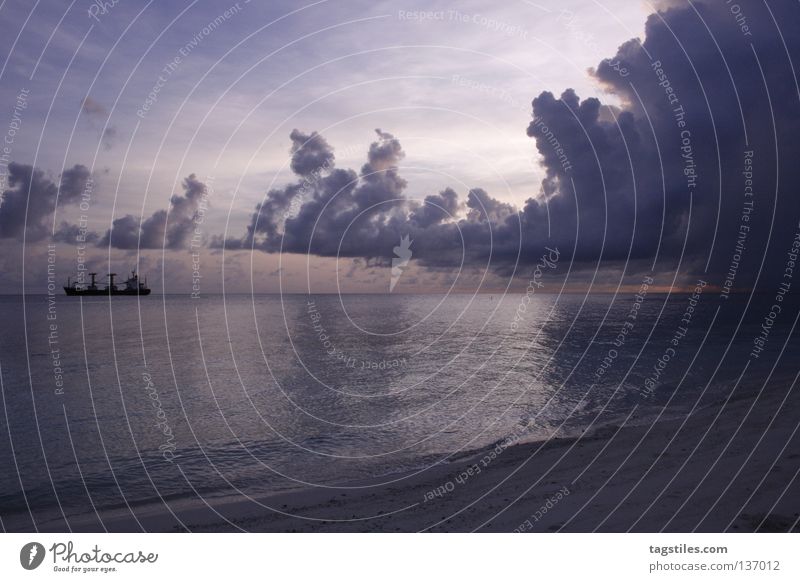 SIZE MATTERS Spielen Rolle Wolken Malediven Frachter Wasserfahrzeug David und Goliath Sommer Sonnenaufgang Meer Indien Asien Strand Ferien & Urlaub & Reisen