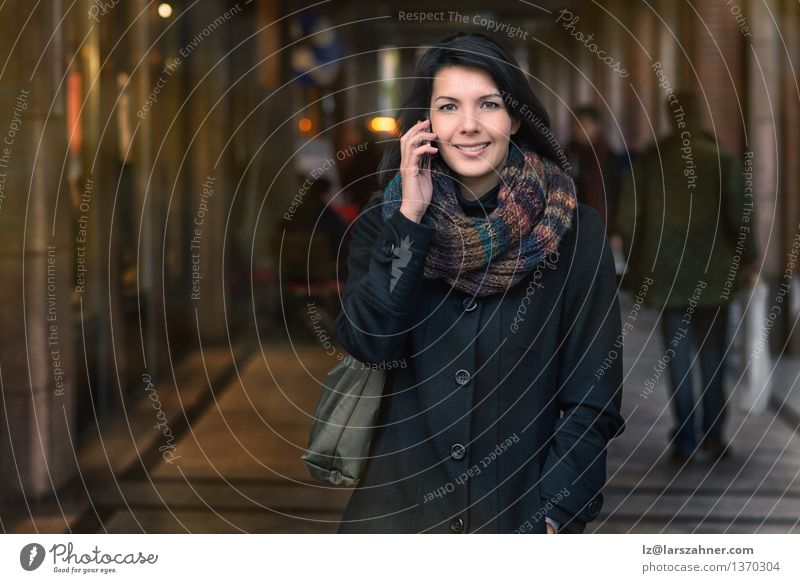 Lächelnde Frau in Autumn Fashion Talking am Telefon Lifestyle Glück schön Gesicht Winter sprechen PDA Erwachsene 1 Mensch 30-45 Jahre Herbst Stadt Straße Mantel