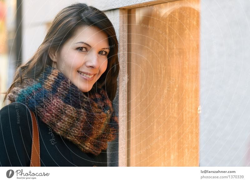 Attraktive Frau, die Schaufenster untersucht Lifestyle Glück Gesicht Winter Business Erwachsene 1 Mensch 30-45 Jahre Stadt Schmuck Schal brünett Zettel