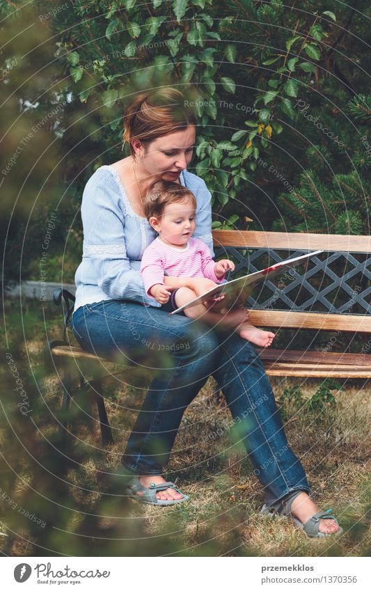 Mutter liest ihrer kleinen Tochter ein Buch vor Lifestyle Freude Glück schön Leben Spielen lesen Garten Kind Baby Kleinkind Mädchen Frau Erwachsene Eltern