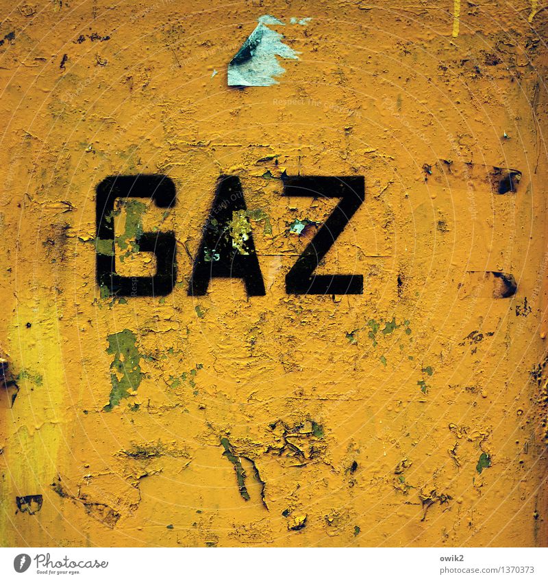 Gaza Schriftzeichen alt eckig trashig gelb grün orange bizarr Vergänglichkeit Zerstörung unklar Rätsel Gas Aufschrift Großbuchstabe Polen Osteuropa Farbstoff