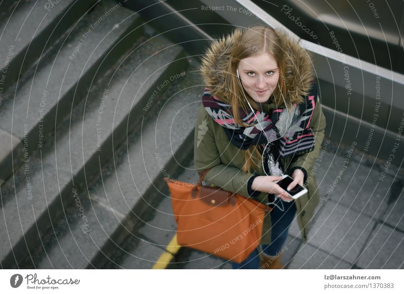 Stilvolle Frau im Winter Mode auf der Treppe Lifestyle Gesicht Telefon PDA Technik & Technologie Mädchen Erwachsene Stadt Jacke Pelzmantel Accessoire Schal