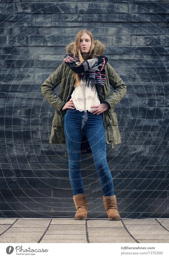 Frau in der Winter-Ausstattung in der vorderen alten grauen Wand Stil Körper Mädchen Erwachsene 1 Mensch 13-18 Jahre Jugendliche Herbst Mode Jeanshose Jacke