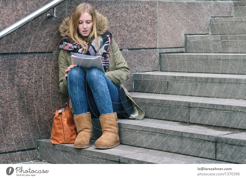 Sitzende Lesung der jungen Frau auf städtischen Schritten Lifestyle Erholung lesen Winter Schule lernen Studium Mädchen Erwachsene 1 Mensch 13-18 Jahre
