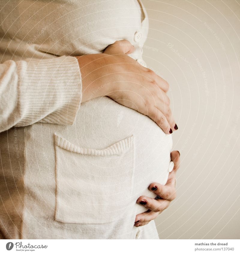 OBHUT Frau Baby Babybauch schwanger Nachkommen Mutter Schutz Wohnung Lebensraum umschließen heizen Geborgenheit Gefühle treten Fußtritt schwer groß rund wichtig