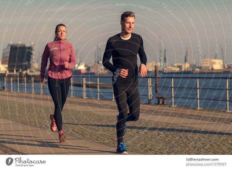 Junge Paare, die auf eine Seeseite laufen laufen Lifestyle Gesicht Erholung Sport Joggen Frau Erwachsene Mann Partner 2 Mensch 18-30 Jahre Jugendliche Hafen