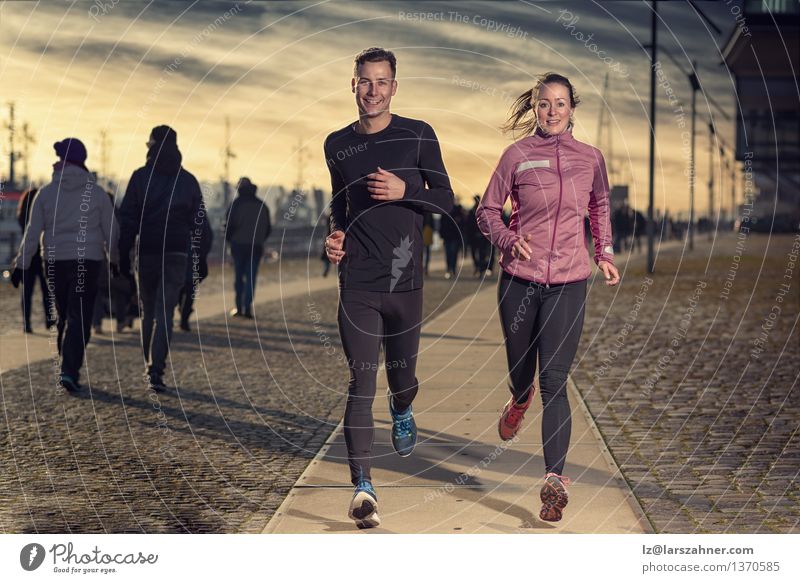Aktive junge Paare, die auf einer Hafenpromenade rütteln Lifestyle Gesicht Sport Erfolg Joggen Frau Erwachsene Mann 2 Mensch 18-30 Jahre Jugendliche Straße