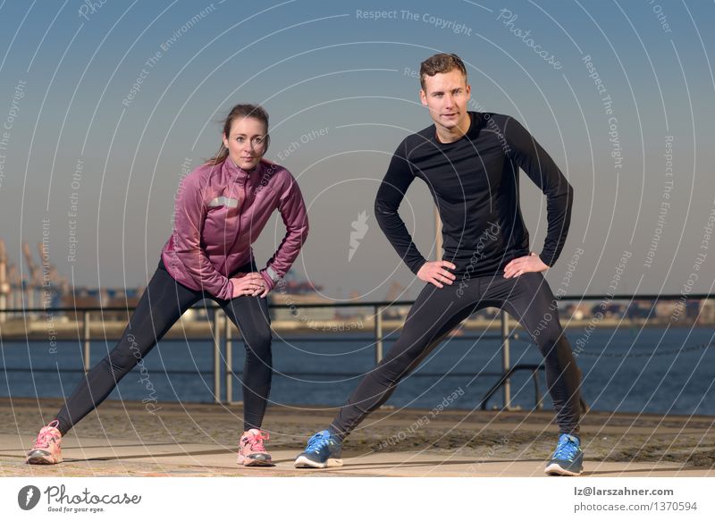 Junge Paare, die an der Ufergegend trainieren Lifestyle Körper Wellness Freizeit & Hobby Sport Joggen Frau Erwachsene Mann Freundschaft 2 Mensch Herbst Hafen