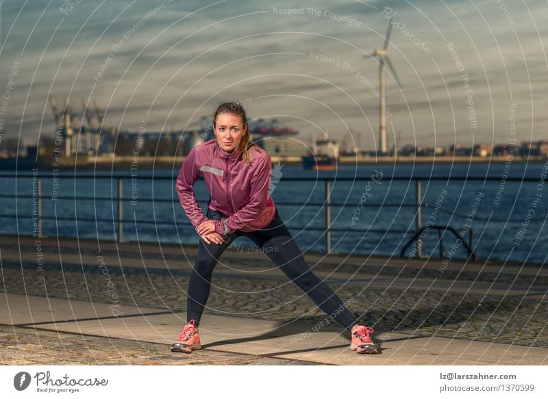 Junge Frau, die an der Ufergegend excercising ist Lifestyle Körper Wellness Freizeit & Hobby Sport Joggen Erwachsene Herbst Hafen Fitness stehen sportlich