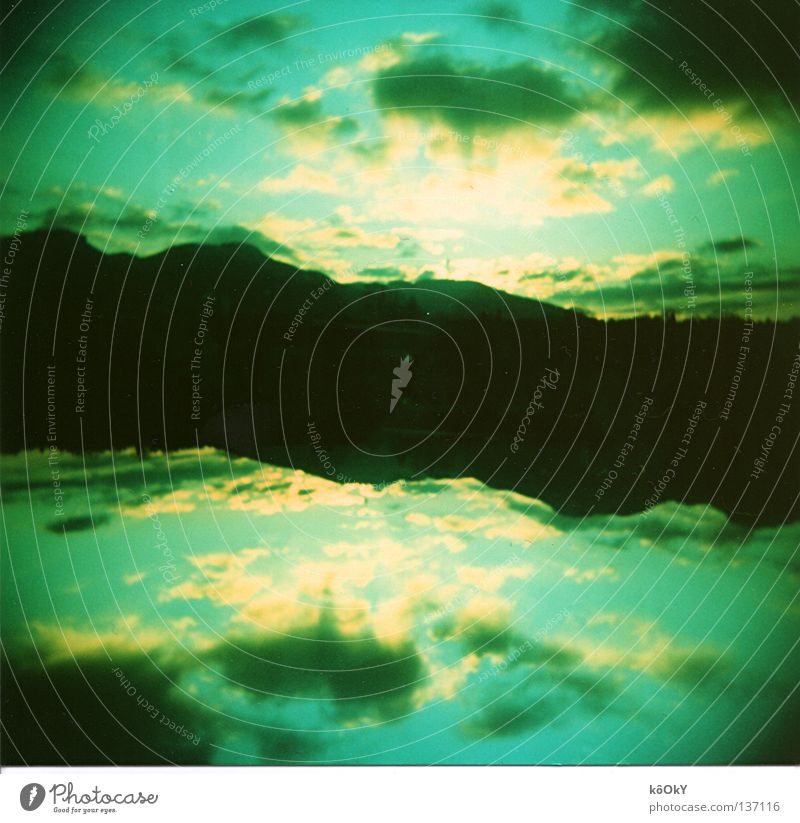 Parallel Welten Farbfoto Gedeckte Farben Außenaufnahme Lomografie Holga abstrakt Licht Silhouette Lichterscheinung Panorama (Aussicht) Erde Wolken blau grün