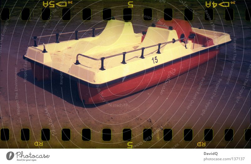 spaceship landing Wasserfahrzeug Tretboot treten kommen Strand Sommer Filmmaterial Freude Lomografie Meer Gefährt Kahn Plasteboot Pedalantrieb Bewegung Ziel