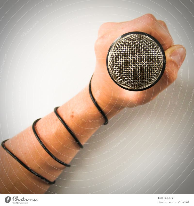 Totally wired Mikrofon Hand Finger Faust gefesselt Mikrofonkabel singen Show Performance Bühne Konzert Elektrisches Gerät Tonstudio Studioaufnahme Interview